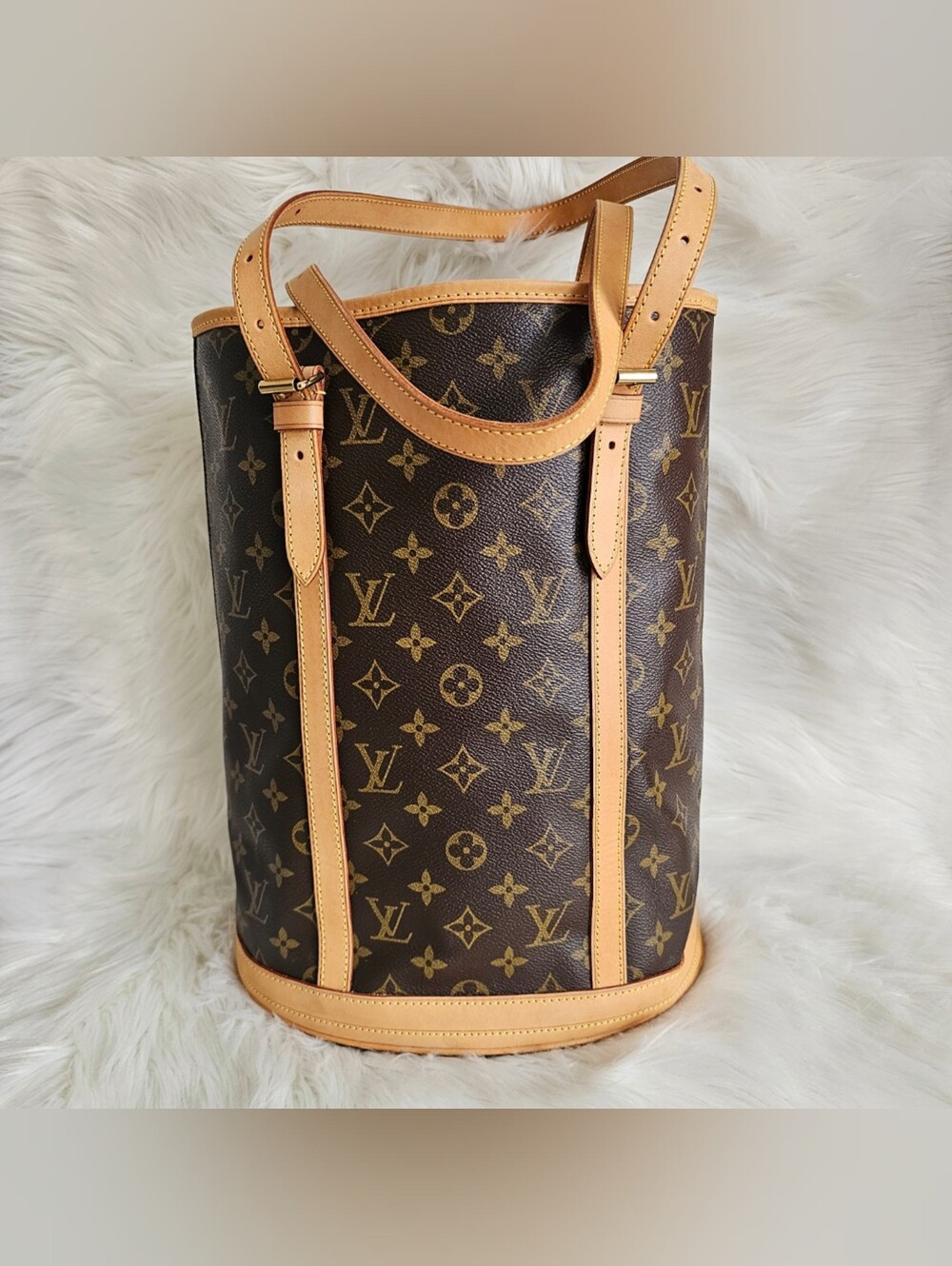 🔥 Louis Vuitton Bucket Bag 🔥 - Picture 3 of 10